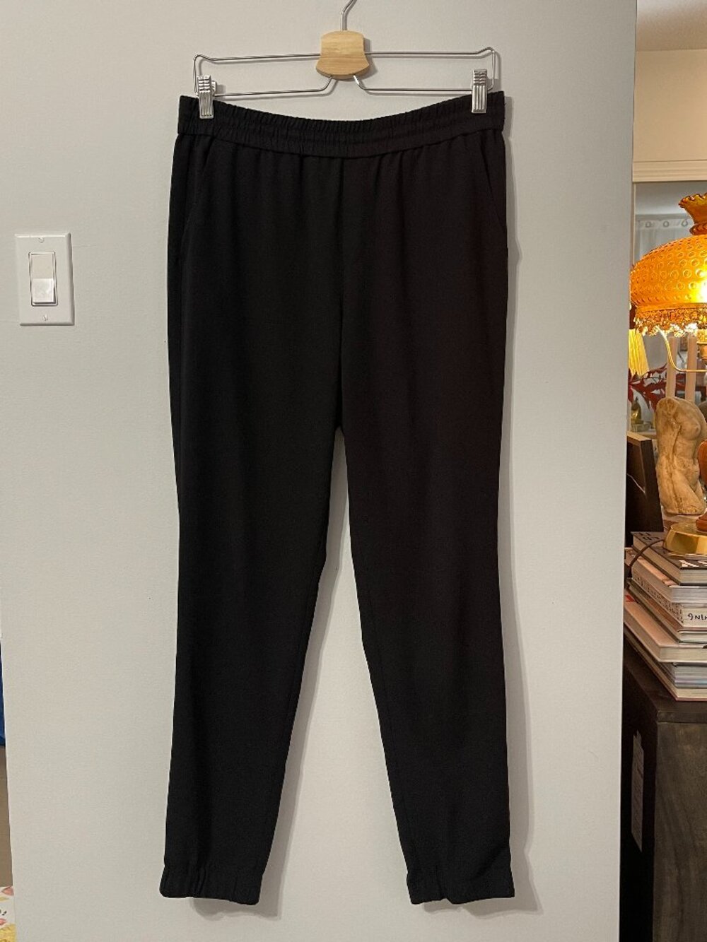 BANANA REPUBLIC BLACK TAPERED ELASTIC WAIST TROUSERS IN BLACK SIZE 6